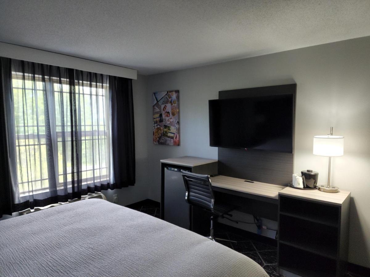 La Quinta Inn & Suites By Wyndham Lake George Exteriér fotografie
