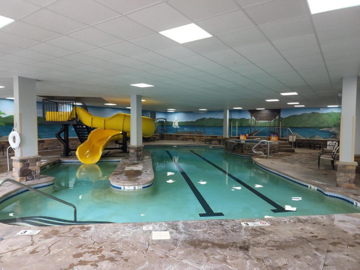 La Quinta Inn & Suites By Wyndham Lake George Exteriér fotografie