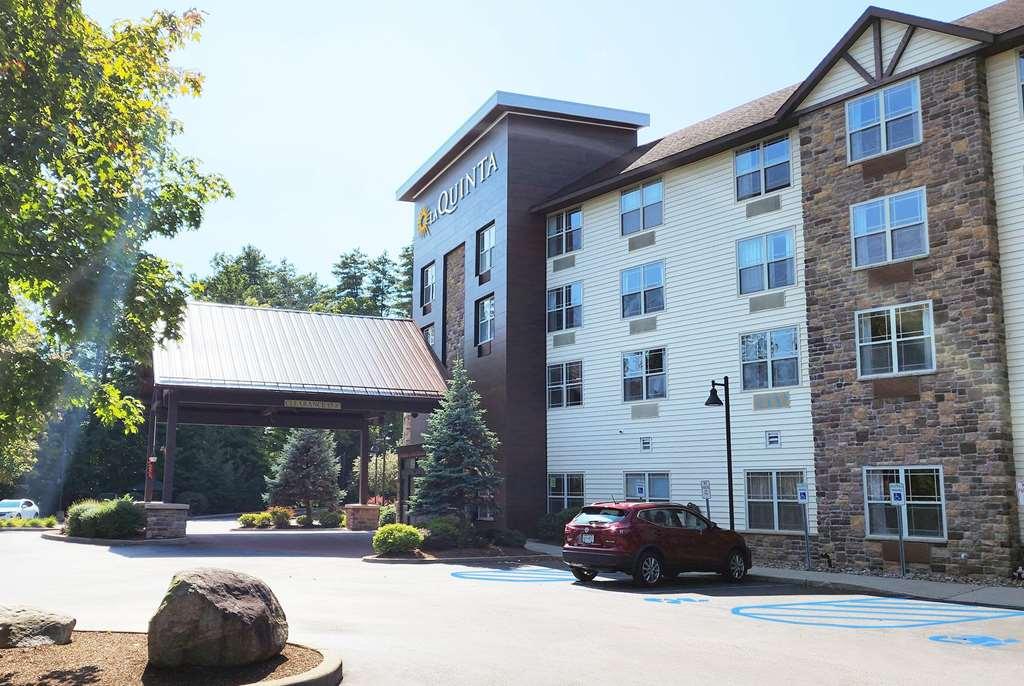 La Quinta Inn & Suites By Wyndham Lake George Exteriér fotografie