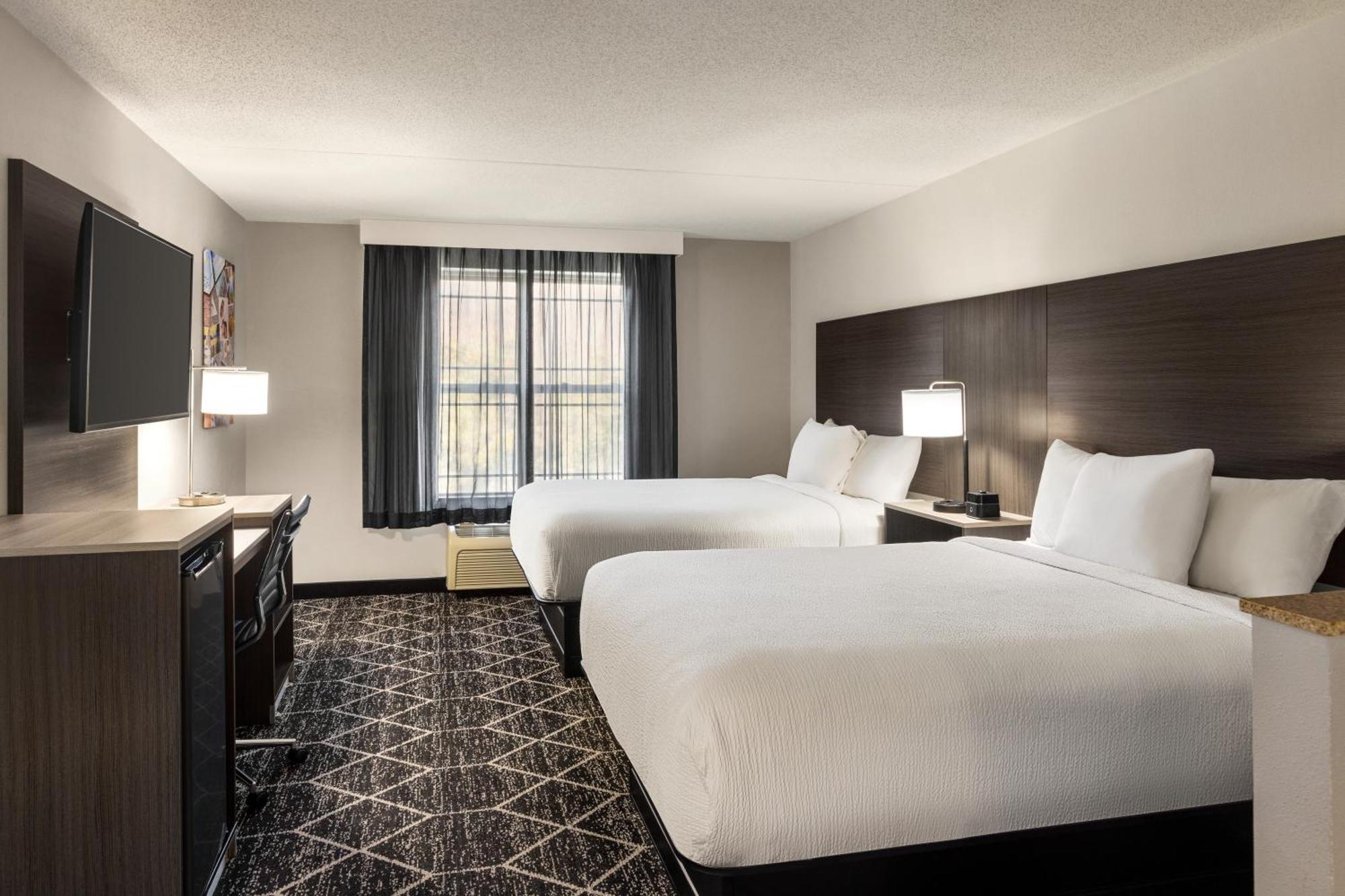 La Quinta Inn & Suites By Wyndham Lake George Exteriér fotografie