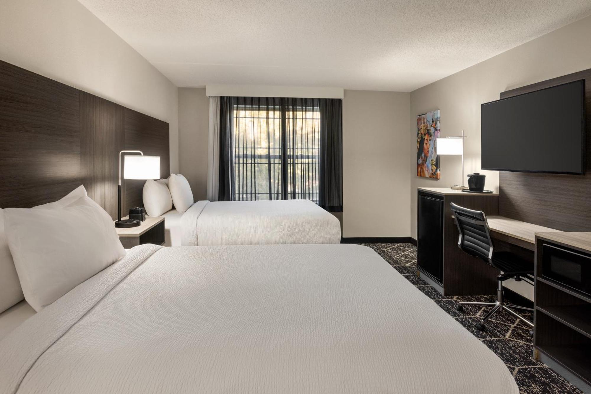 La Quinta Inn & Suites By Wyndham Lake George Exteriér fotografie