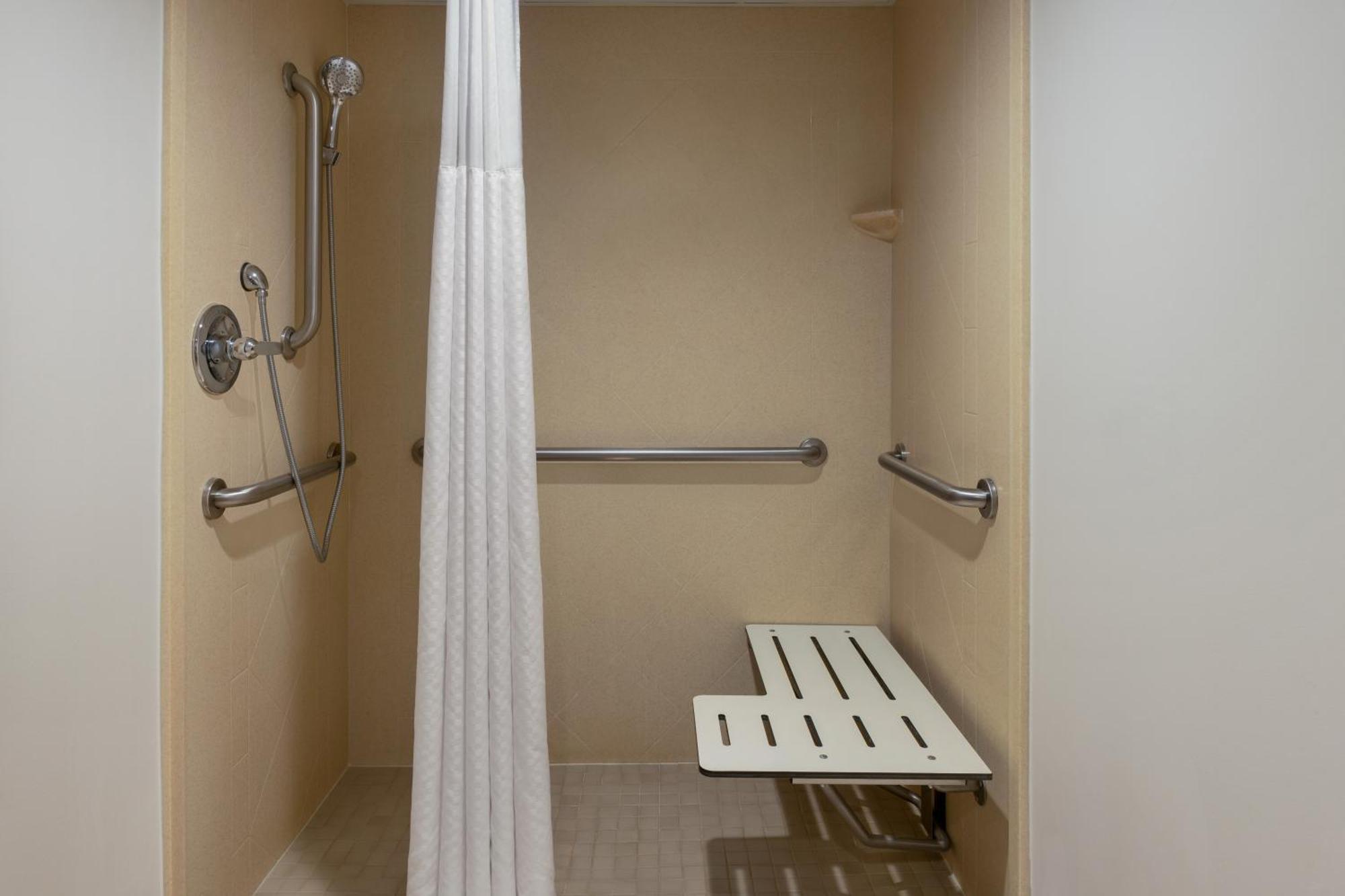 La Quinta Inn & Suites By Wyndham Lake George Exteriér fotografie