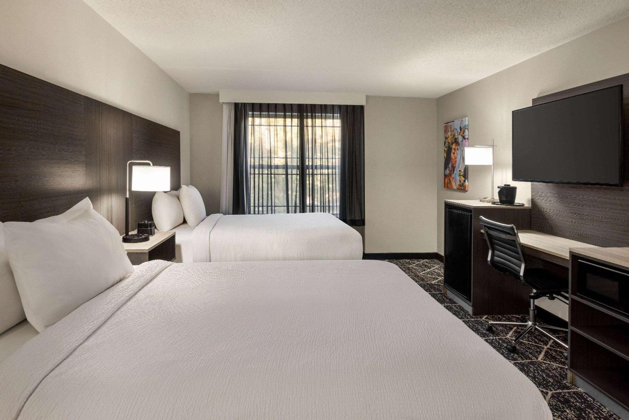 La Quinta Inn & Suites By Wyndham Lake George Exteriér fotografie