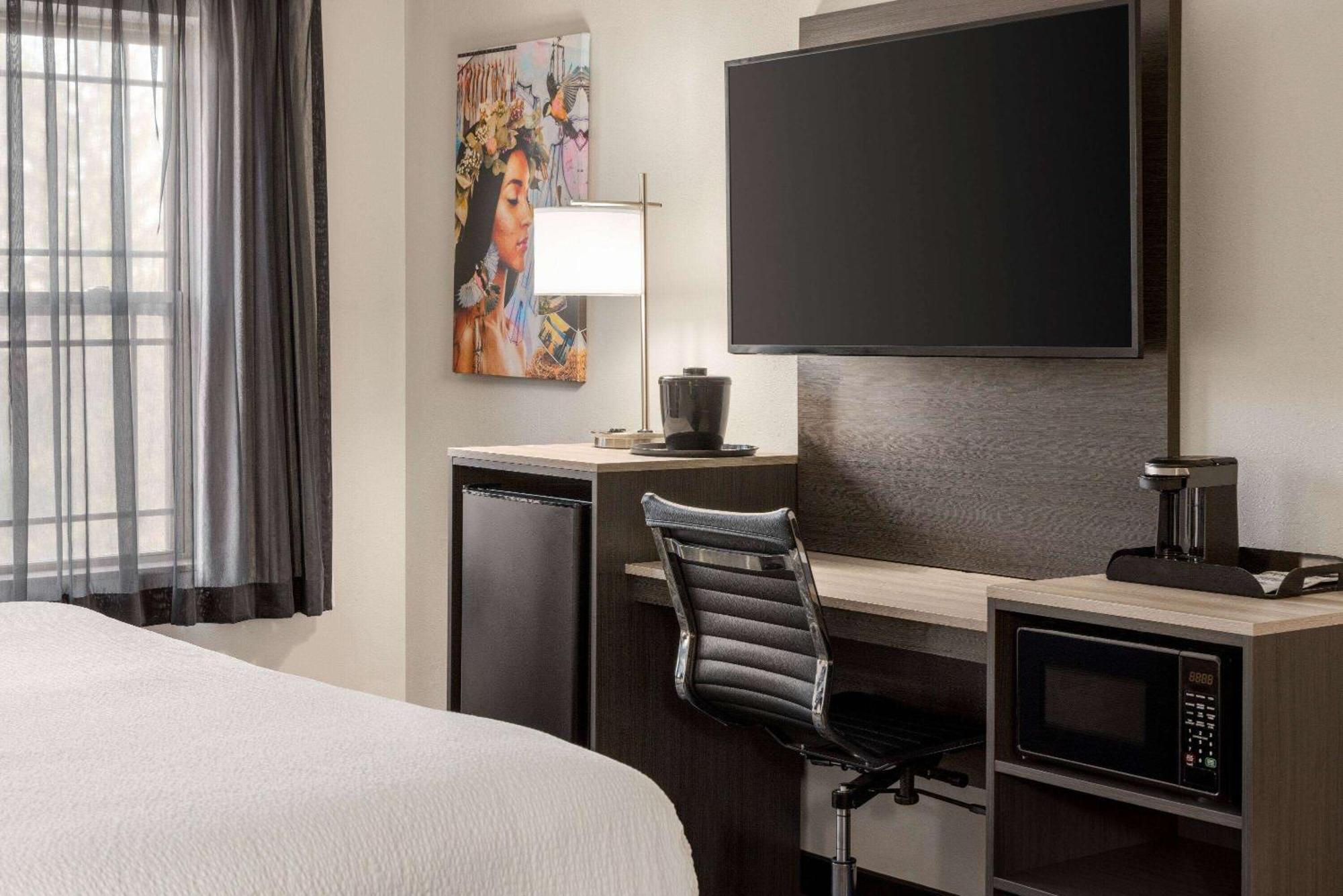 La Quinta Inn & Suites By Wyndham Lake George Exteriér fotografie