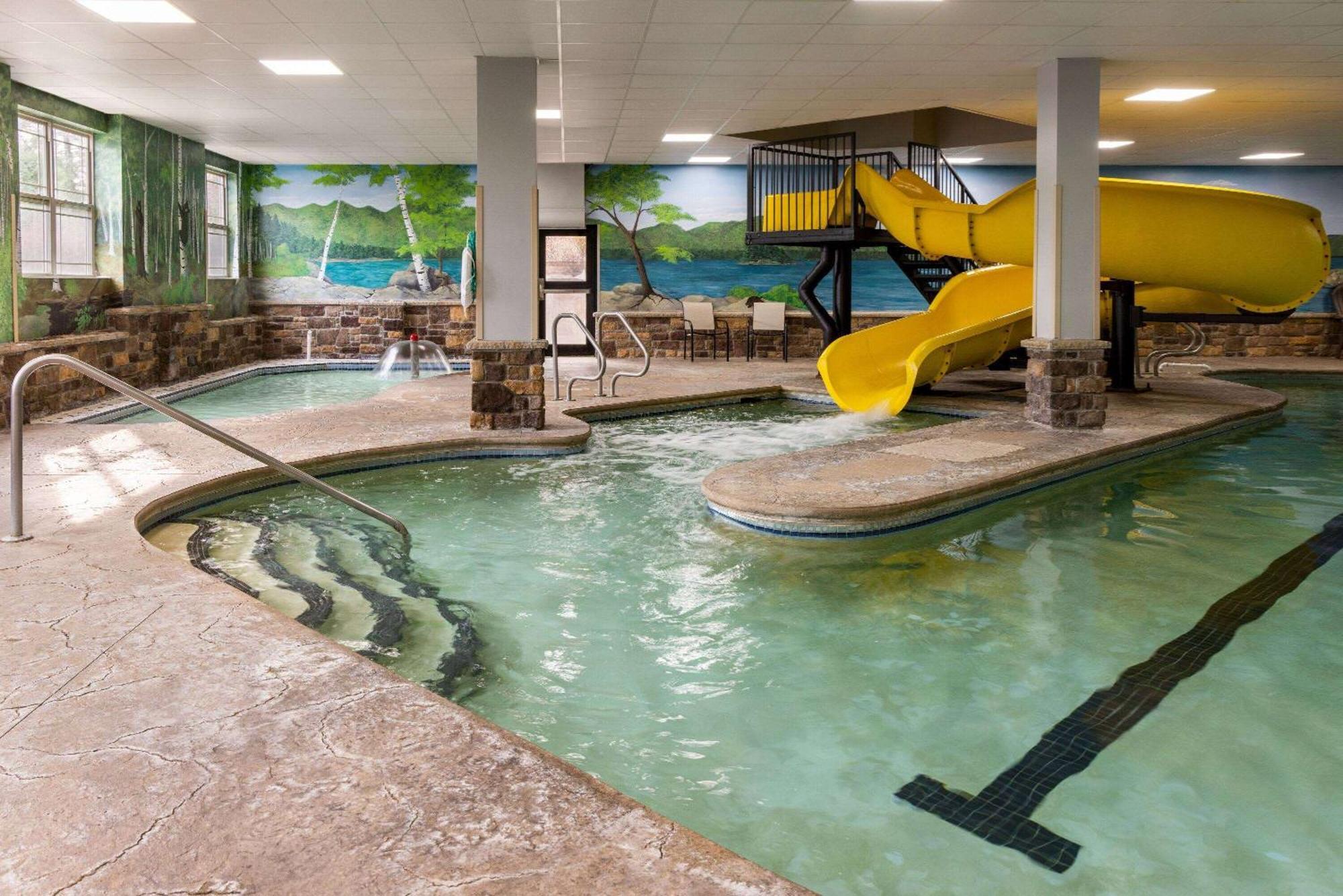 La Quinta Inn & Suites By Wyndham Lake George Exteriér fotografie