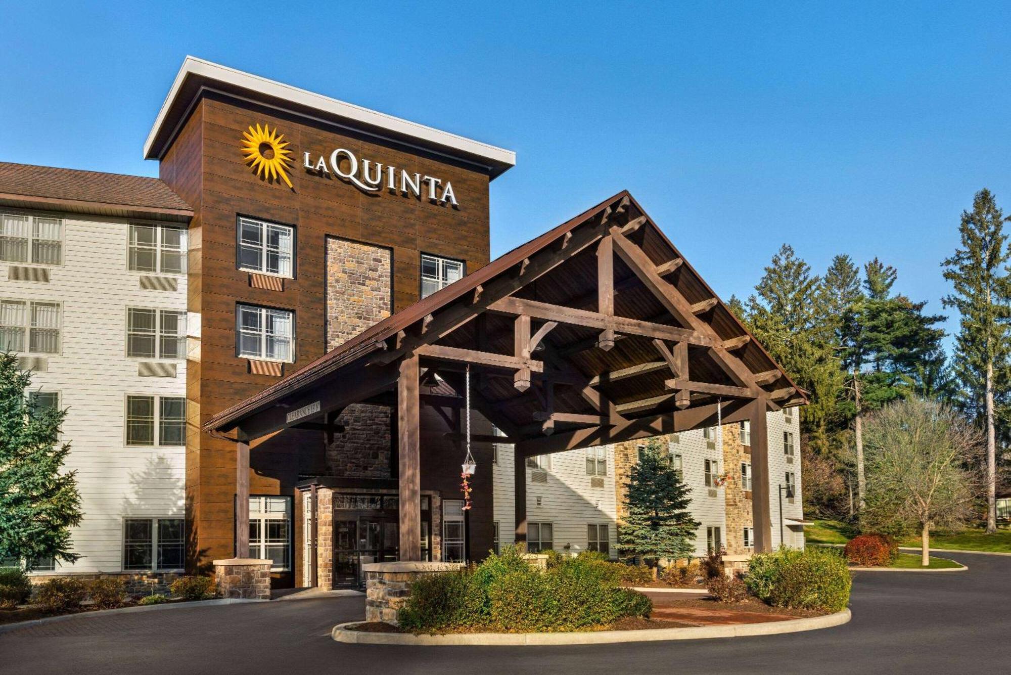 La Quinta Inn & Suites By Wyndham Lake George Exteriér fotografie