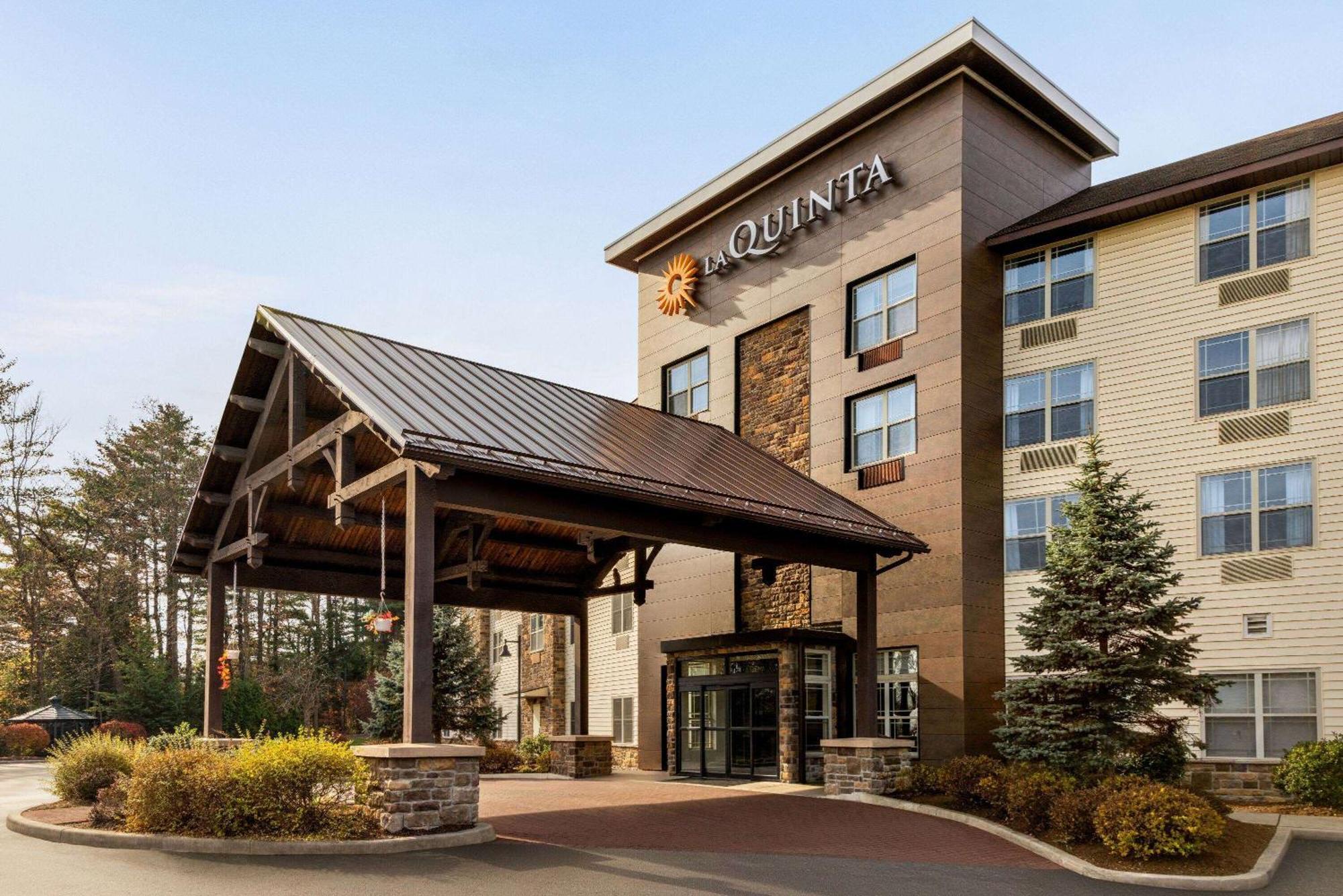 La Quinta Inn & Suites By Wyndham Lake George Exteriér fotografie