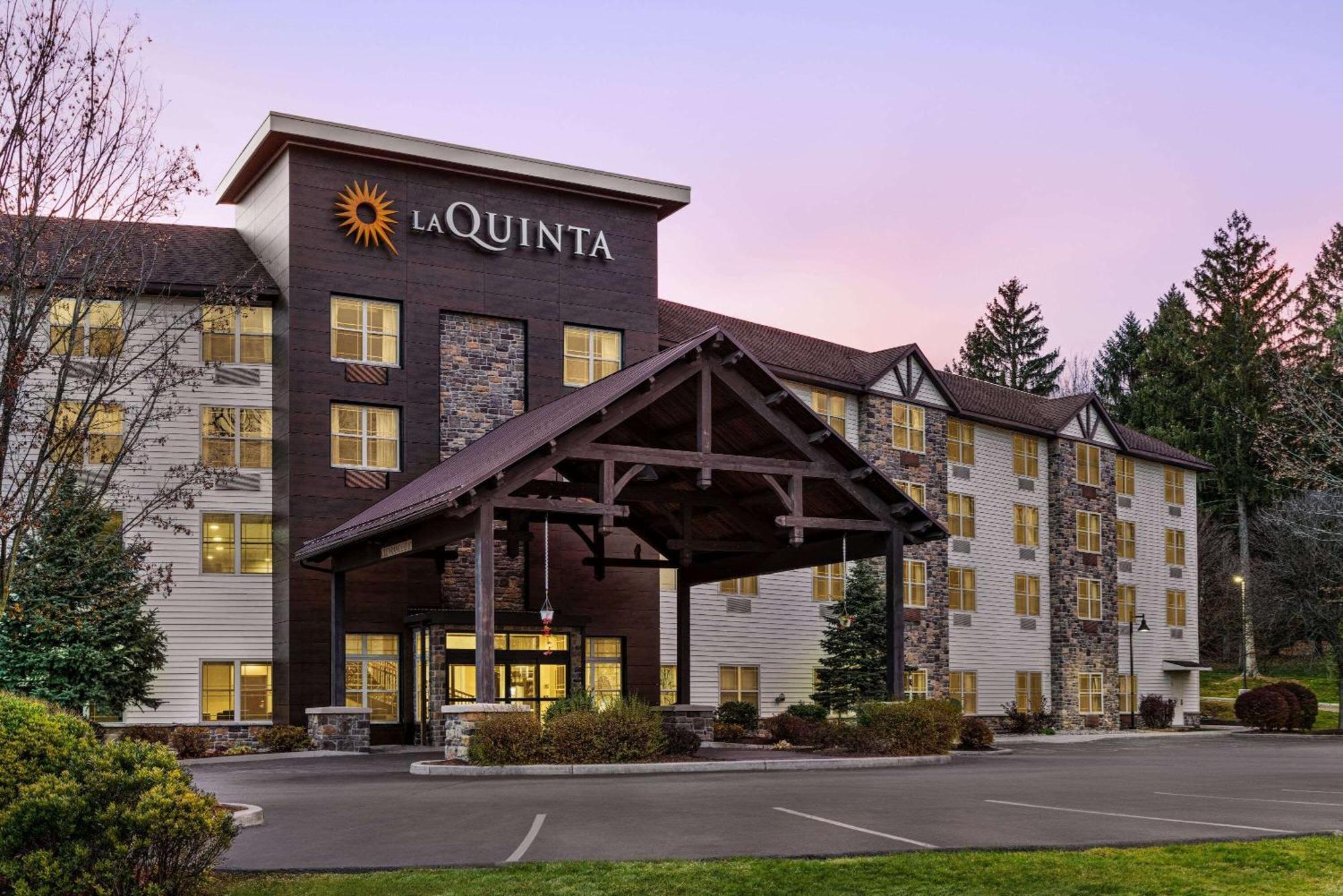 La Quinta Inn & Suites By Wyndham Lake George Exteriér fotografie